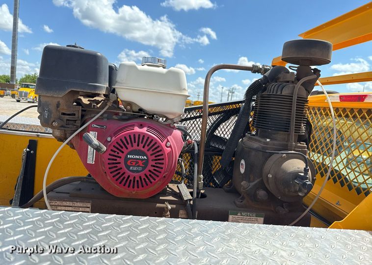 image for item EJ4789 2022 Ford F350 Super Duty utility bed pickup truck