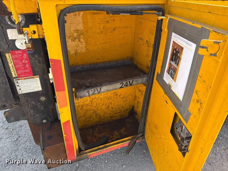 image for item EJ4791 2016 Chevrolet Silverado 3500HD utility bed pickup truck