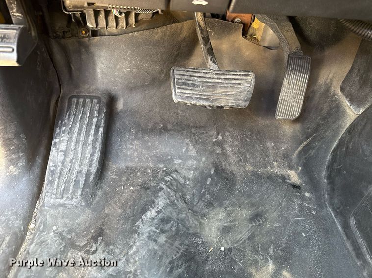 image for item EJ4791 2016 Chevrolet Silverado 3500HD utility bed pickup truck