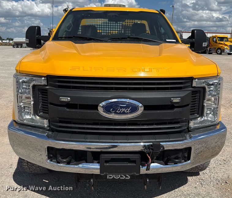 image for item EJ4792 2018 Ford F350 Super Duty utility bed pickup truck