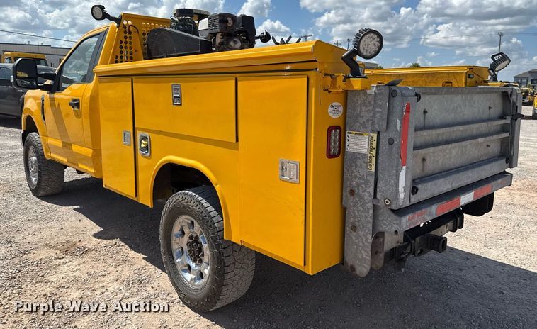 image for item EJ4792 2018 Ford F350 Super Duty utility bed pickup truck