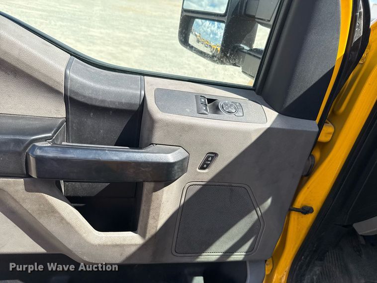 image for item EJ4792 2018 Ford F350 Super Duty utility bed pickup truck