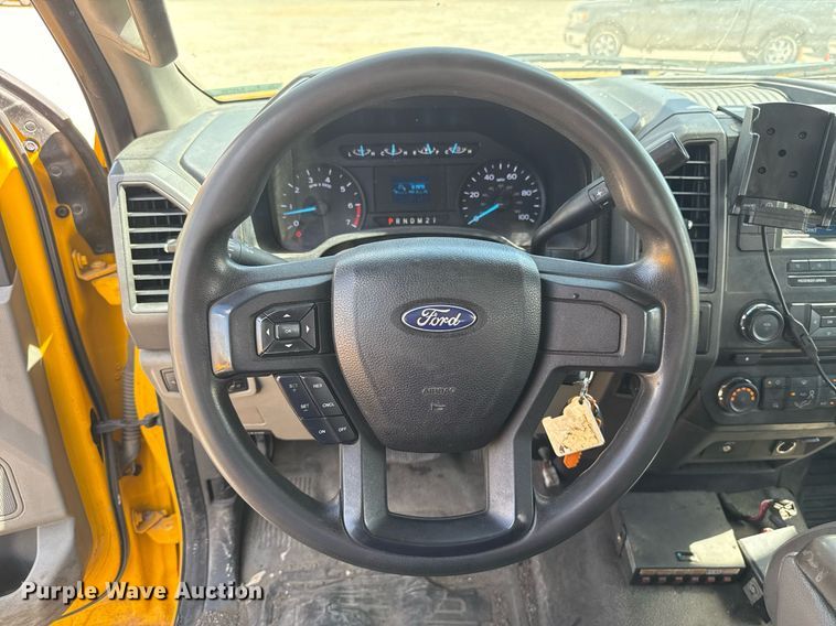 image for item EJ4792 2018 Ford F350 Super Duty utility bed pickup truck