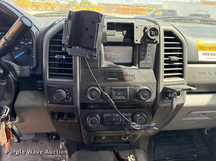 image for item EJ4792 2018 Ford F350 Super Duty utility bed pickup truck