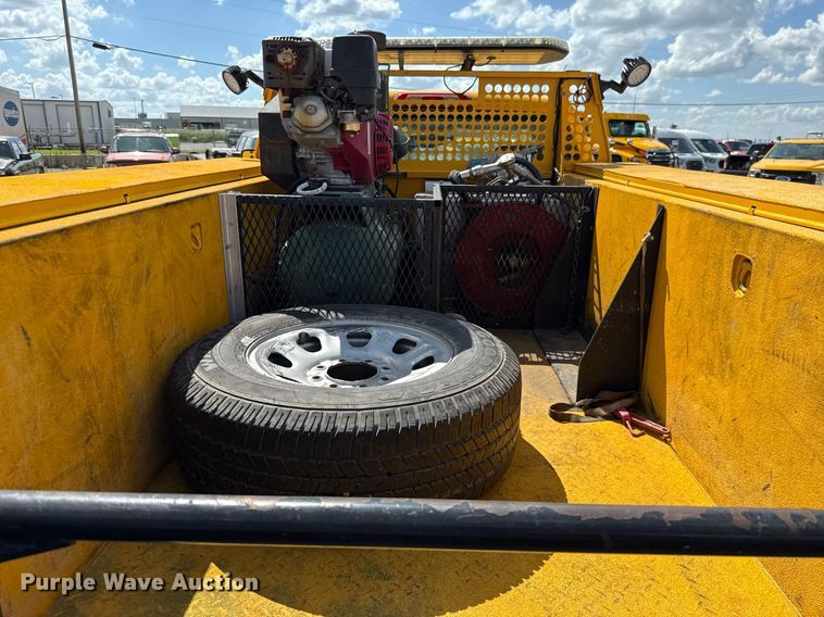 image for item EJ4793 2017 Chevrolet Silverado 3500HD utility bed pickup truck