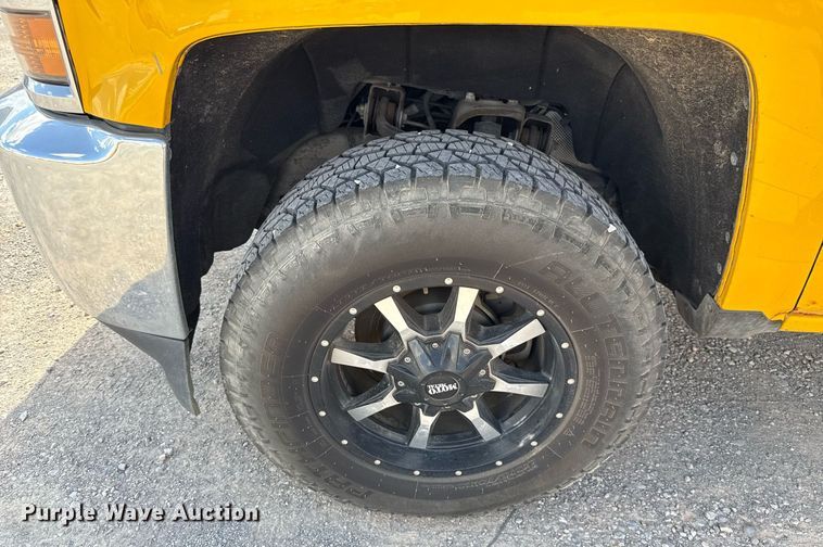 image for item EJ4793 2017 Chevrolet Silverado 3500HD utility bed pickup truck