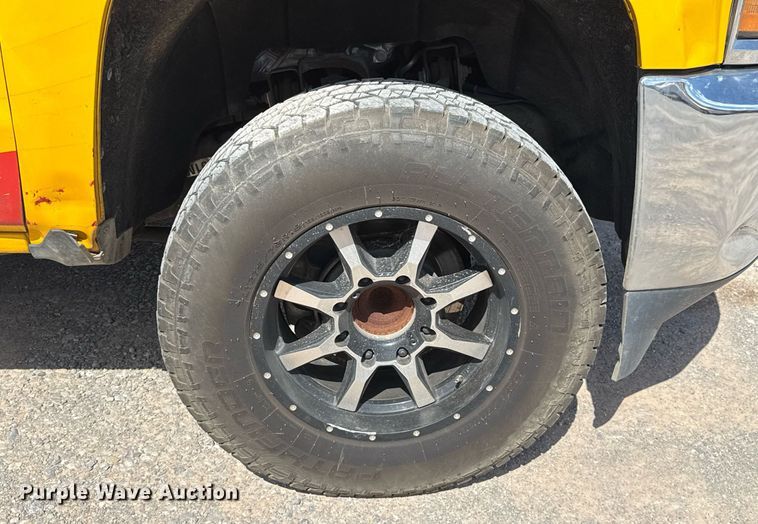 image for item EJ4793 2017 Chevrolet Silverado 3500HD utility bed pickup truck