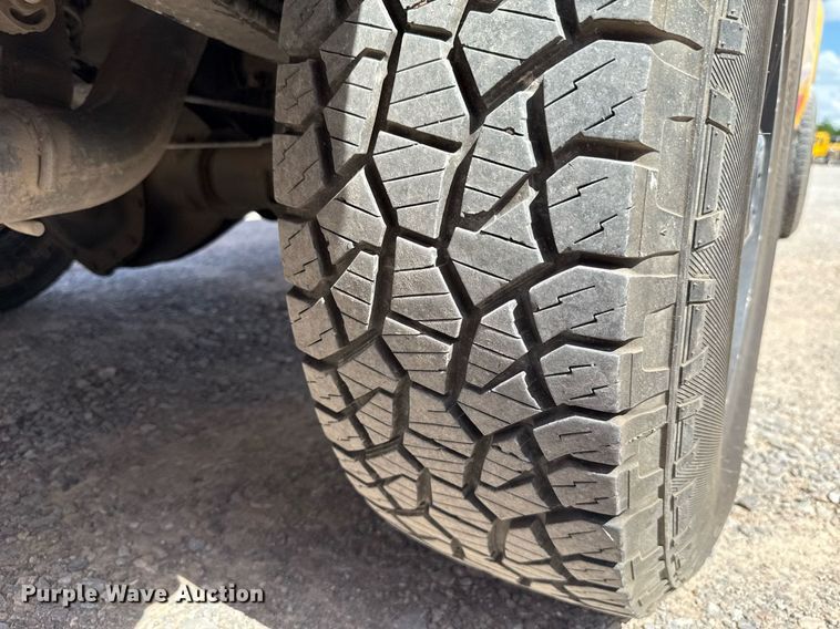 image for item EJ4793 2017 Chevrolet Silverado 3500HD utility bed pickup truck