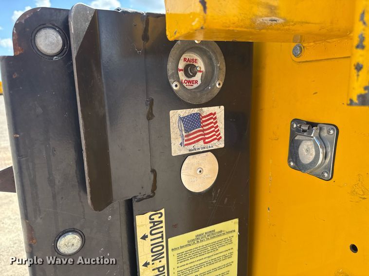 image for item EJ4795 2015 Ford F350 Super Duty  utility bed pickup truck