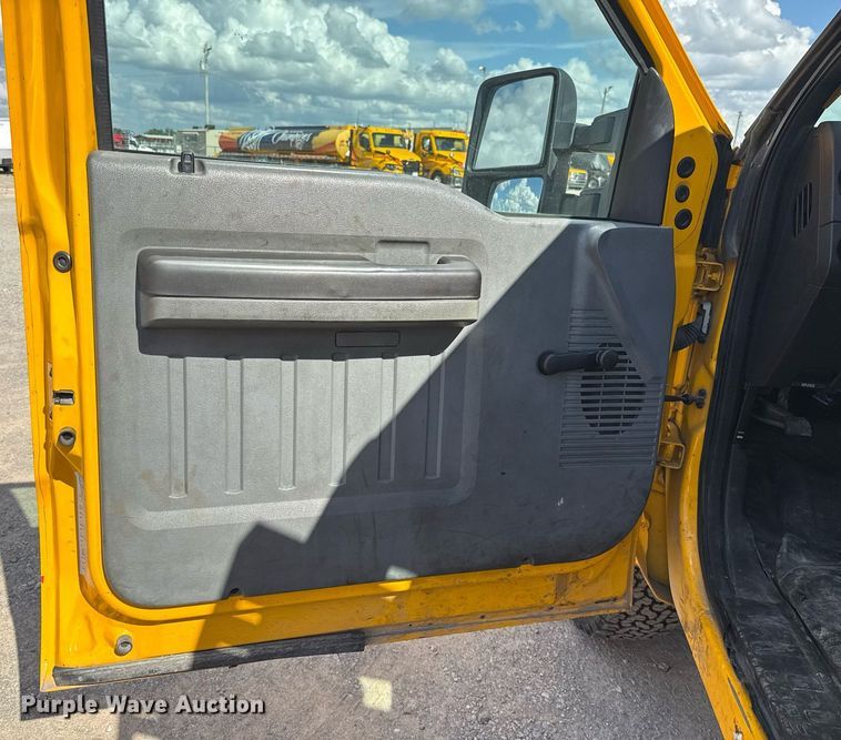 image for item EJ4795 2015 Ford F350 Super Duty  utility bed pickup truck