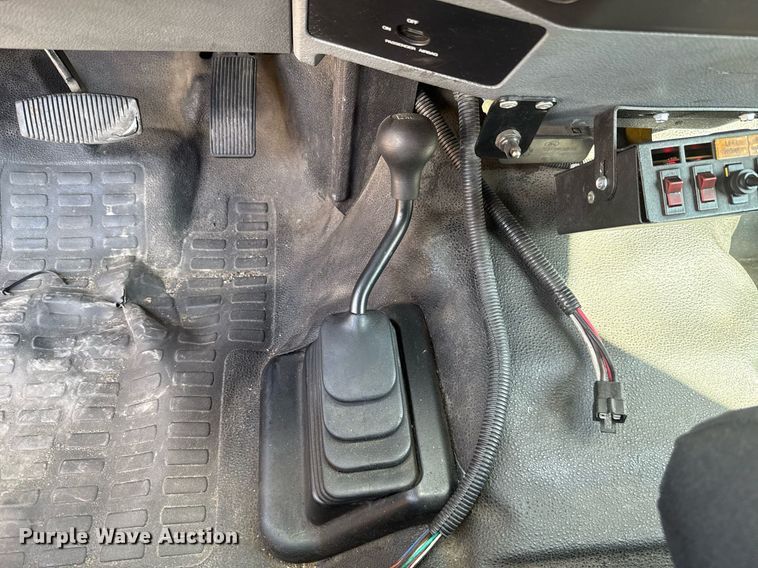 image for item EJ4795 2015 Ford F350 Super Duty  utility bed pickup truck