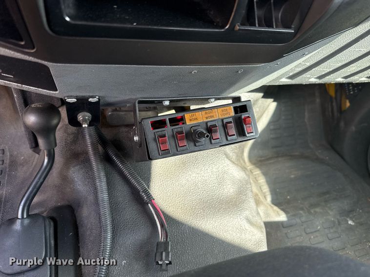 image for item EJ4795 2015 Ford F350 Super Duty  utility bed pickup truck