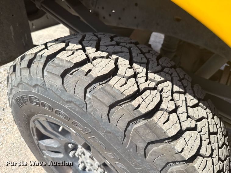 image for item EJ4795 2015 Ford F350 Super Duty  utility bed pickup truck