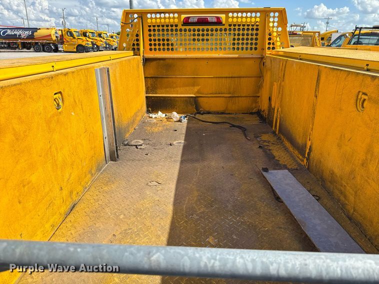 image for item EJ4797 2018 Chevrolet Silverado 3500HD utility bed pickup truck