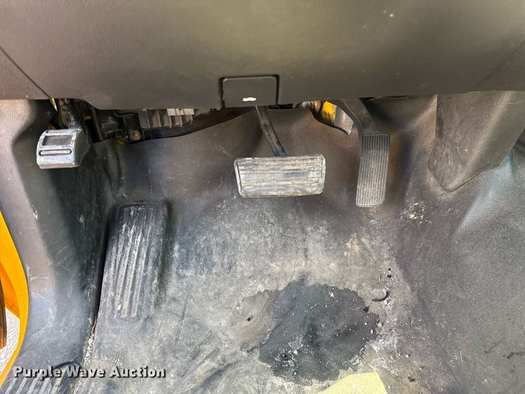 image for item EJ4797 2018 Chevrolet Silverado 3500HD utility bed pickup truck