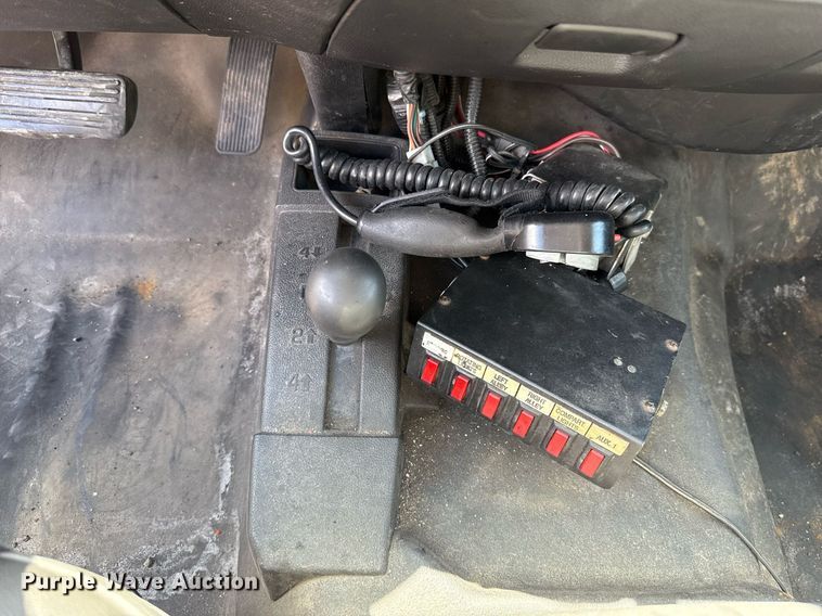 image for item EJ4799 2016 Chevrolet Silverado 3500HD utility bed pickup truck