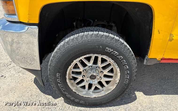 image for item EJ4799 2016 Chevrolet Silverado 3500HD utility bed pickup truck