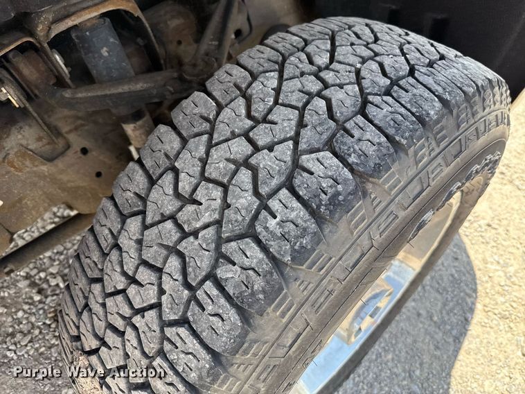 image for item EJ4799 2016 Chevrolet Silverado 3500HD utility bed pickup truck