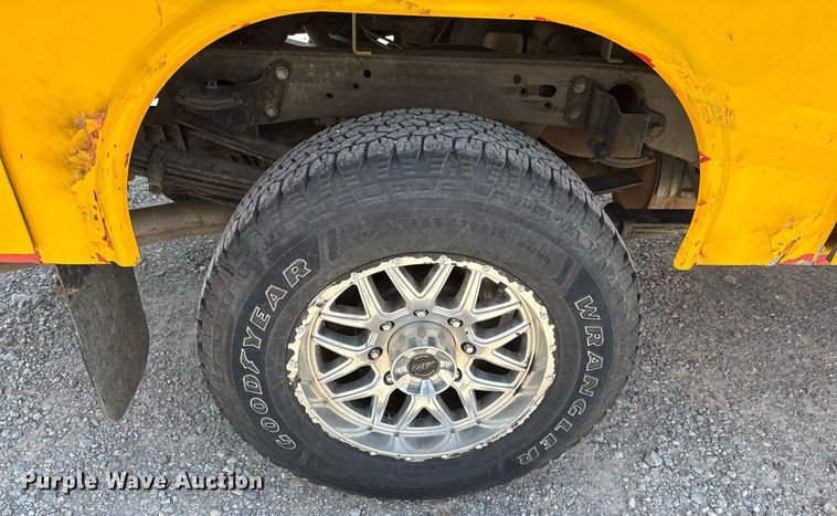 image for item EJ4799 2016 Chevrolet Silverado 3500HD utility bed pickup truck