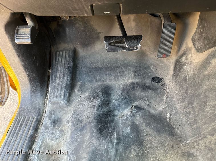 image for item EJ4804 2016 Chevrolet Silverado 3500HD utility bed pickup truck