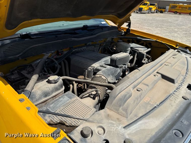 image for item EJ4804 2016 Chevrolet Silverado 3500HD utility bed pickup truck