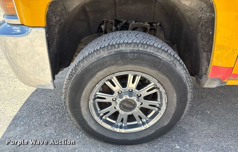 image for item EJ4804 2016 Chevrolet Silverado 3500HD utility bed pickup truck