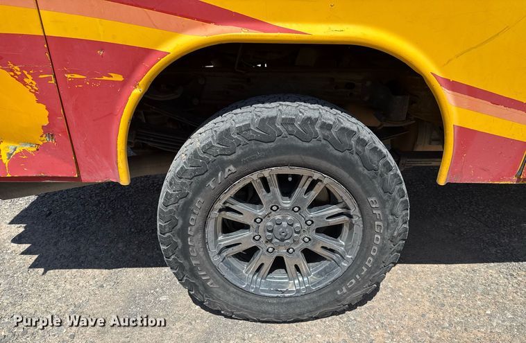 image for item EJ4804 2016 Chevrolet Silverado 3500HD utility bed pickup truck