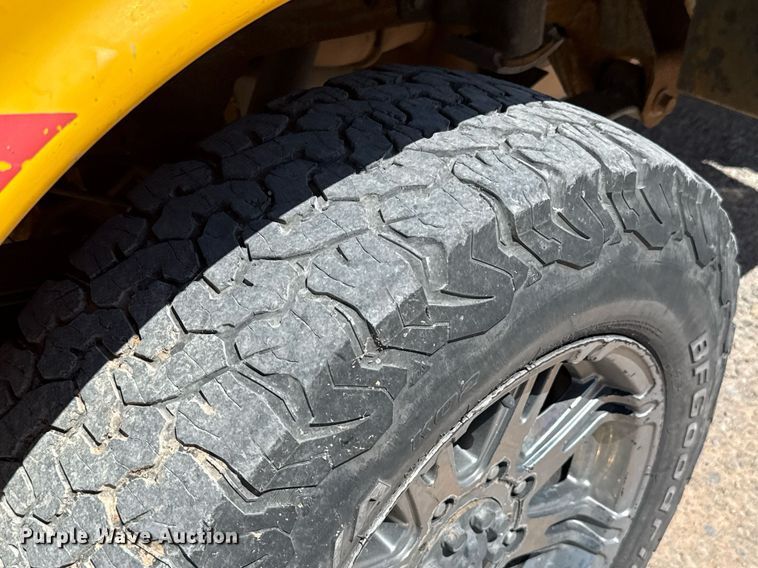 image for item EJ4804 2016 Chevrolet Silverado 3500HD utility bed pickup truck