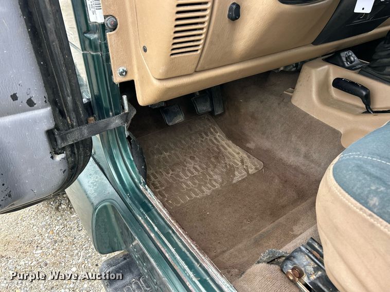 image for item EK8193 2000 Jeep Wrangler Sahara SUV