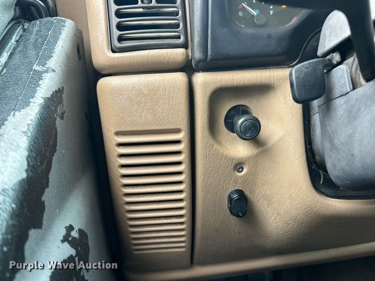 image for item EK8193 2000 Jeep Wrangler Sahara SUV