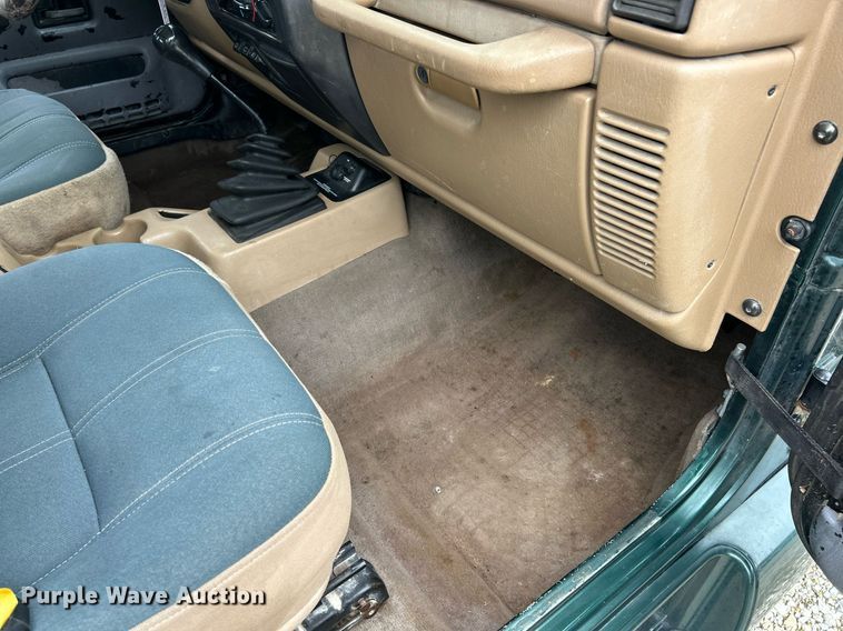 image for item EK8193 2000 Jeep Wrangler Sahara SUV