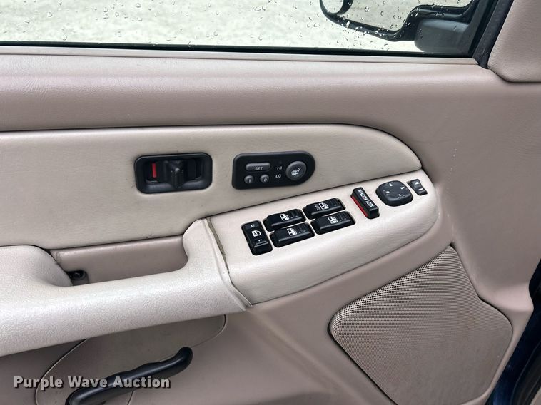 image for item EK8234 2002 Chevrolet Suburban  1500LT  SUV