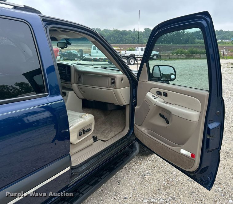 image for item EK8234 2002 Chevrolet Suburban  1500LT  SUV