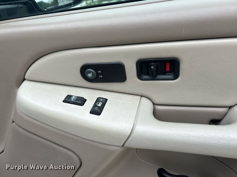 image for item EK8234 2002 Chevrolet Suburban  1500LT  SUV