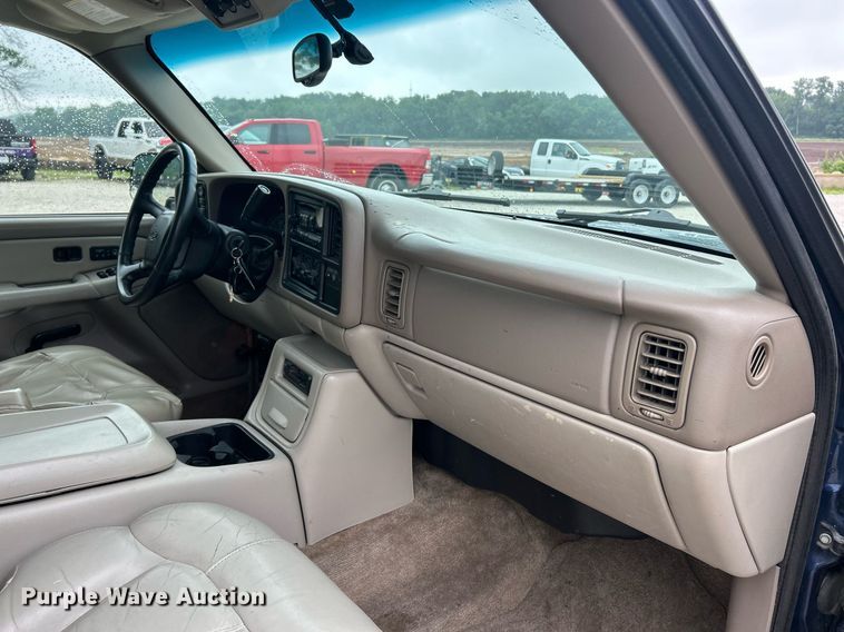 image for item EK8234 2002 Chevrolet Suburban  1500LT  SUV