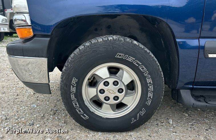 image for item EK8234 2002 Chevrolet Suburban  1500LT  SUV