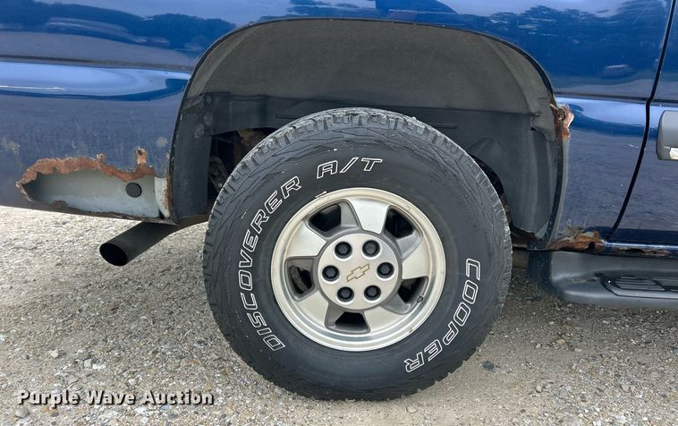 image for item EK8234 2002 Chevrolet Suburban  1500LT  SUV