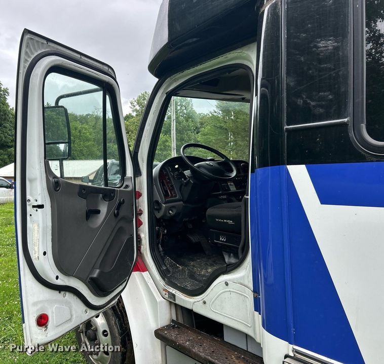 image for item EK8244 2015 Freightliner M2 shuttle bus