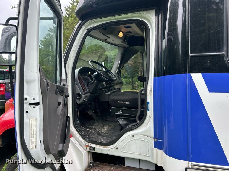 image for item EK8244 2015 Freightliner M2 shuttle bus