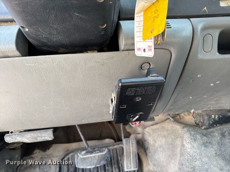 image for item EM2003 2002 Ford F450 Super Duty flatbed truck