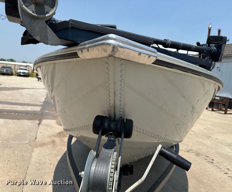 image for item EM2020 1990 Lowe 1720V boat