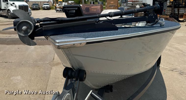 image for item EM2020 1990 Lowe 1720V boat