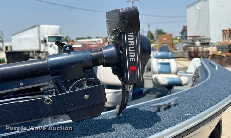 image for item EM2020 1990 Lowe 1720V boat