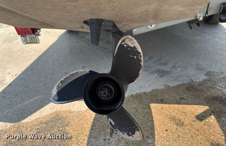 image for item EM2020 1990 Lowe 1720V boat