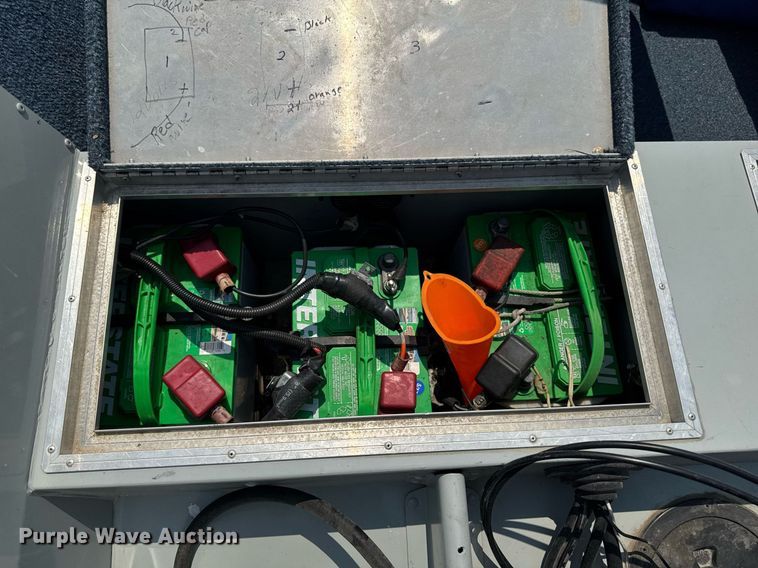 image for item EM2020 1990 Lowe 1720V boat