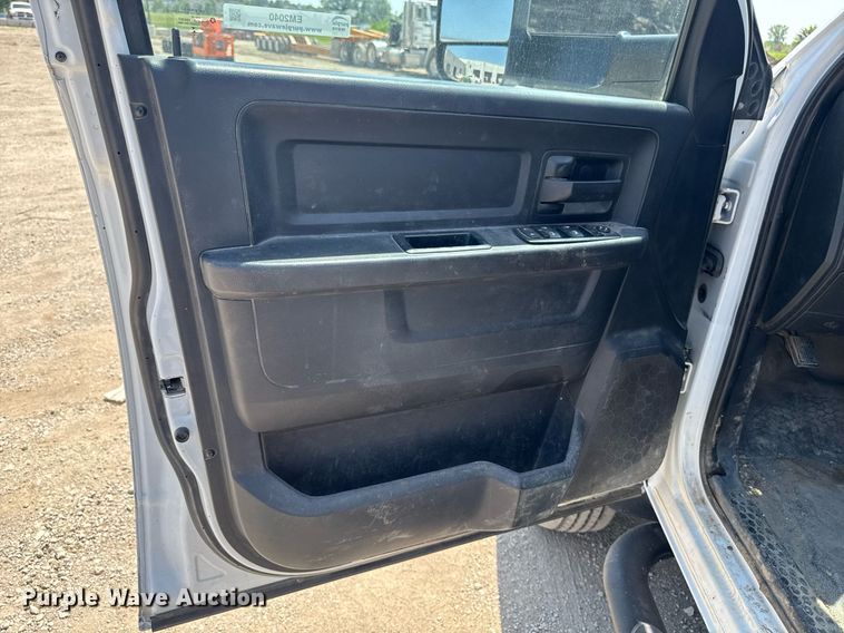 image for item EM2040 2015 Dodge Ram 5500 Crew Cab truck cab and chassis