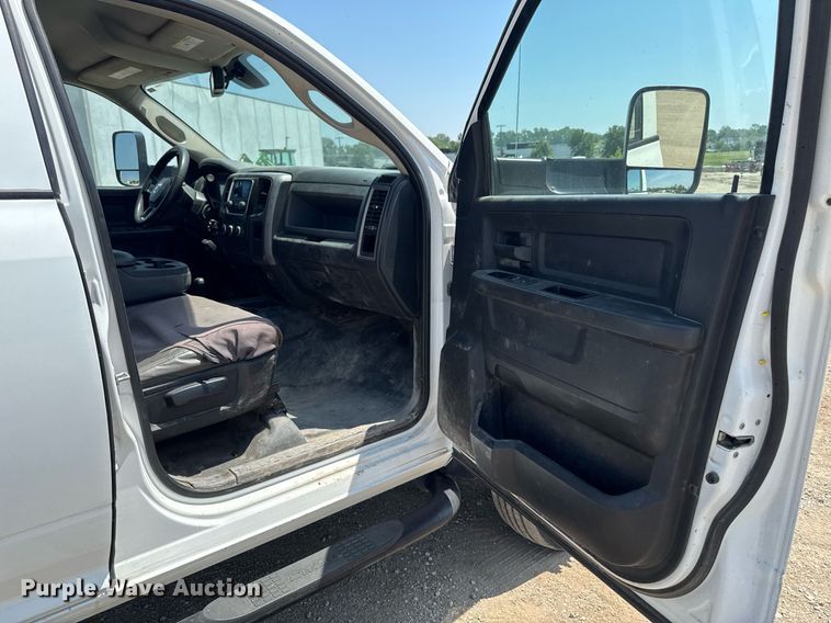 image for item EM2040 2015 Dodge Ram 5500 Crew Cab truck cab and chassis