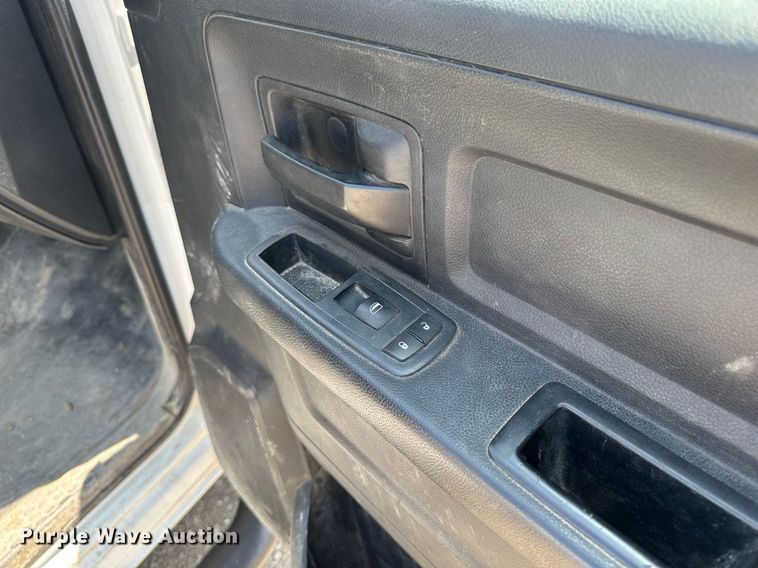 image for item EM2040 2015 Dodge Ram 5500 Crew Cab truck cab and chassis