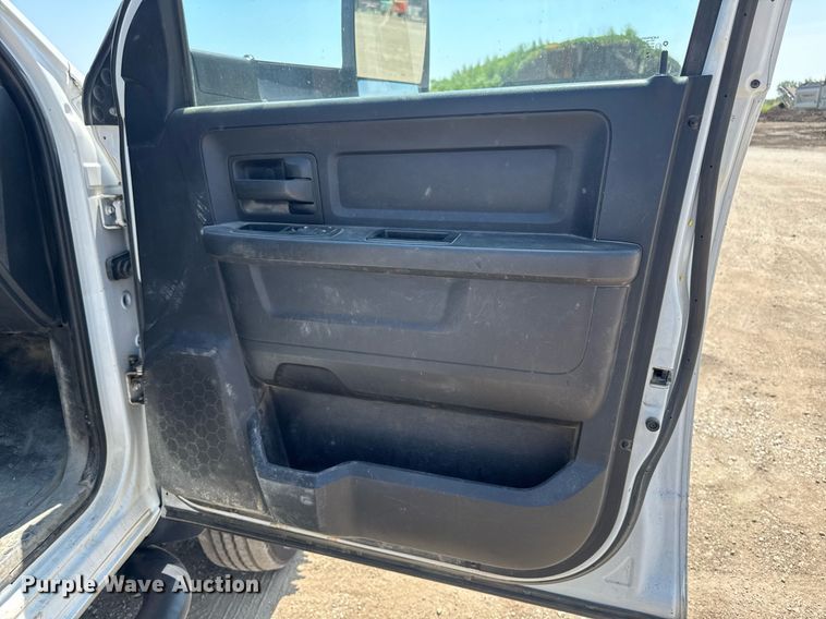 image for item EM2040 2015 Dodge Ram 5500 Crew Cab truck cab and chassis