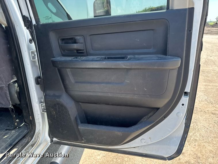 image for item EM2040 2015 Dodge Ram 5500 Crew Cab truck cab and chassis